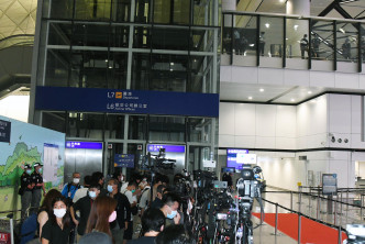 深夜机场有大批传媒迎接港队运动员返港。郭晋朗摄