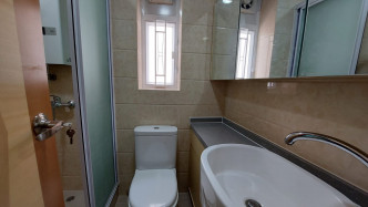 浴室以企缸設計，節省位置。