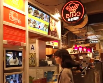 美國前銀行家「老金」金伯亮在紐約開店賣北京煎餅。影片截圖