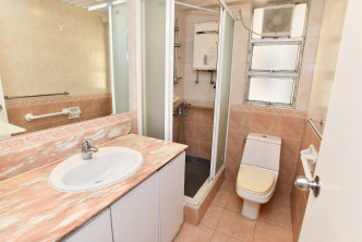 浴室備有獨立淋浴間，有利保持一室乾爽。