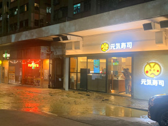 科士街爆水管，水流连同泥沙涌上地面。