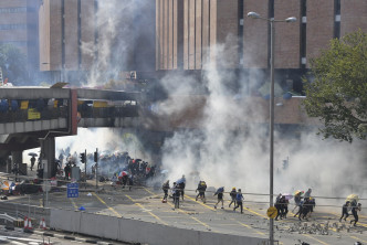 理工大学外示威者与警方爆发冲突。资料图片