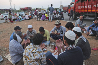 印度不少人需以步行、骑单车、搭顺风车等方式踏上回乡之路。 AP