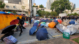 下午有示威者架起傘陣。