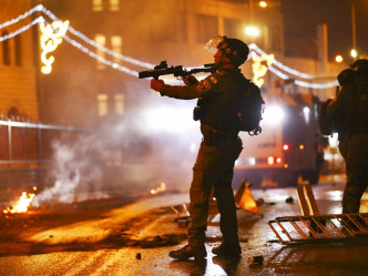 以色列警方发射橡胶子弹及震撼弹驱散示威者。AP图片