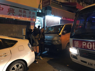 警方於秀茂坪恆安街拘捕6男4女