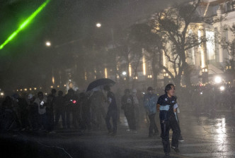 警方发射水炮驱散示威者。AP图片