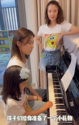 小蘋果曾與妹妹醒醒，四手聯彈鋼琴，章子怡表示：「老母親驕傲呀！」