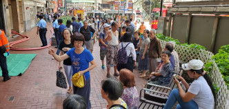 大批居民疏散。楊偉亨攝