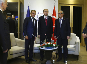 2015年埃尔多安和当时的欧洲理事会主席及欧盟委员会主席会面，他都备妥座椅，而且就排在埃尔多安身边。AP资料图片