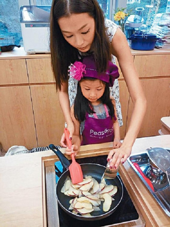 大女信希锺意Cooking，阿Yu就陪佢上堂学整玫瑰花苹果酥。资料图片
