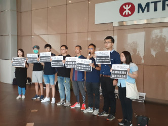 民主黨連同東九龍泛民社區主任到港鐵總部抗議