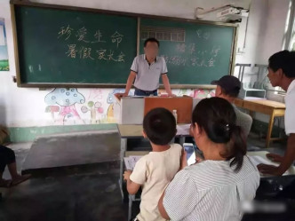 倫學冬是一小學教導處副主任、三年級二班的班導師兼中文老師。 網圖