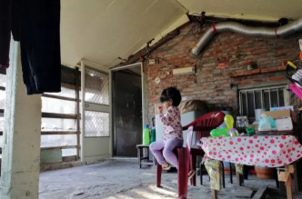 自出世起住豬舍改建矮屋，4歲女童盼住堅固屋子，台灣希望義工團助圓夢。