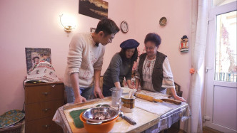 Gloria和薛世恒探访乌克兰家庭，还学整当地食品。