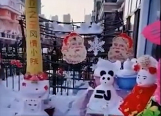 东北老妇独自堆出数十个雪人。微博影片截图