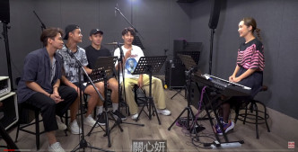 关心妍指导橙组队员唱歌技巧。