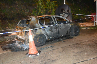 荃灣一輛私家車起火燒成廢鐵。