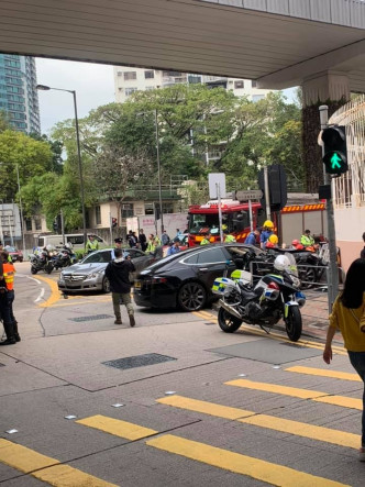 Tesla撞上行人路。群组「香港突发事故报料区」网民Lyc Yuching图片