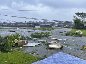 狂风暴雨侵袭该区，杂物散落一地。AP图片