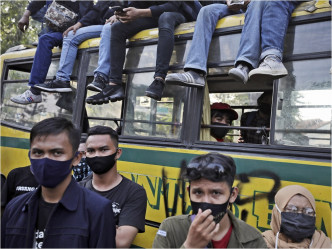 印尼周二（6日）發生大規模示威，警方指拘捕了23人。AP圖片