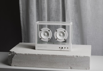 Transparent Speaker 扬声器外形复古又时摩，由经典与现代碰撞出的华丽花火制成，带领用家以出众设计的高质声效音响器材，细尝百听不厌的旋律。