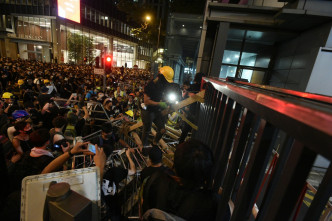 大批示威者深夜包围警总。