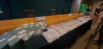 海關行動中檢獲多部電腦、大量保安編號、借據，以及第三者預先簽名支票等。