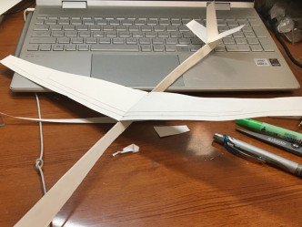 楼主曾用心制作的纸飞机，但完全飞不起来。Twitter图片