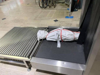 泰国机场一件行李包裹得酷似尸体。香港泰国文化协会图片