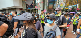 《禁蒙面法》午夜起实施后，仍有示威者戴上口罩游行。