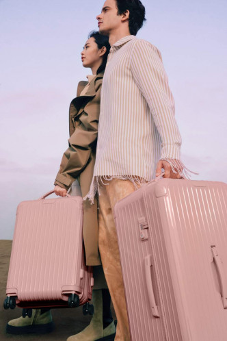 RIMOWA Essential系列換上全新的Desert Rose(霧粉色),迎合今季流行的粉色調潮流/左/$5,100、右/$8,150/Rimowa。