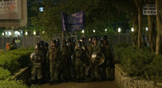 防暴警察紅磡展示藍旗警告。港台電視截圖