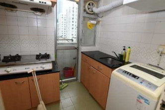 廚房設計簡單，設有多組廚櫃。