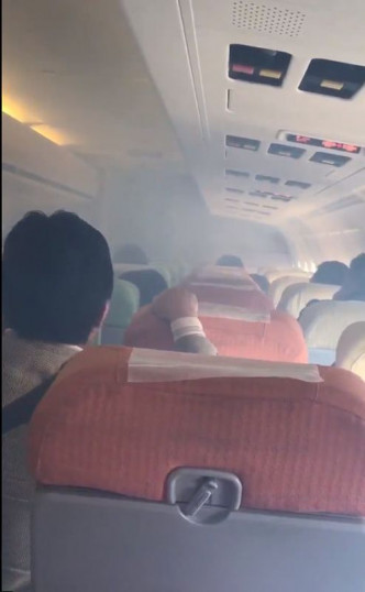 机舱内突然浓烟密布。twitter