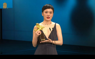 夺「最佳新导演」的阮凤仪喊到双眼通红。