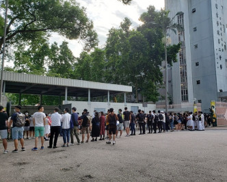 市民声援学生罢课。任启邦图片