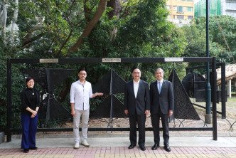 杨伟雄参观香港天文台总部。