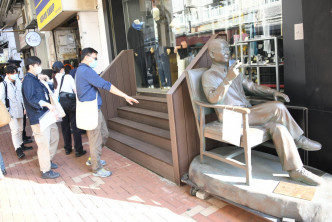 Chickeeduck的大门楼梯和刘晓波雕像被指阻街。杨伟亨摄