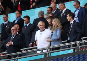 英国首相约翰逊（中）穿上三狮球衣支持祖国。路透社