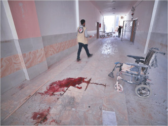 区内一间医院被击中，有七名平民死亡，十四名医护人员受伤。AP