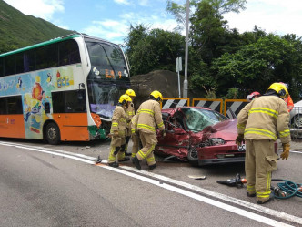 私家车车头右边近司机位严重损毁。facebook‎香港突发事故报料区Kei Tong转载
