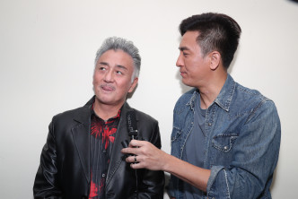 马国明与吴岱融笑谈拍戏的趣事。