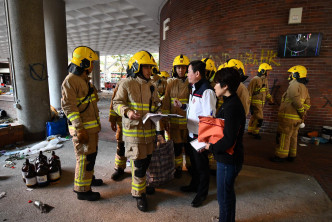 理大副校長楊立偉帶同消防員，進入校園範圍到理工大學平台視察及處理校內危險品。