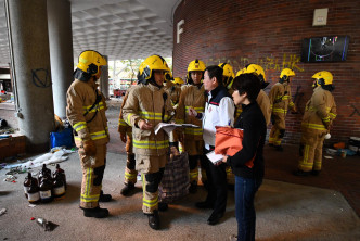 理大副校长杨立伟带同消防员，进入校园范围到理工大学平台视察及处理校内危险品。