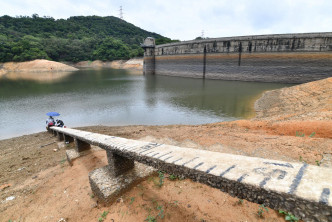 九龙水塘水位消退，露出泥沙。