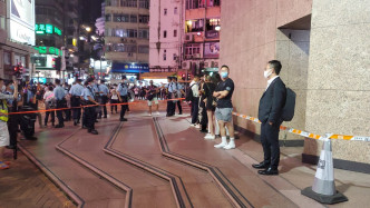 警方于时代广场外截查4男4女，并带走一名女子上车。