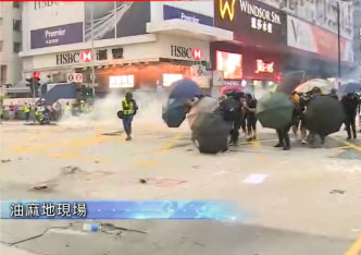 彌敦道示威者傘陣進攻 。無綫新聞截圖