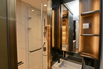 浴室采独立淋浴间，乾湿分离，易于打理。