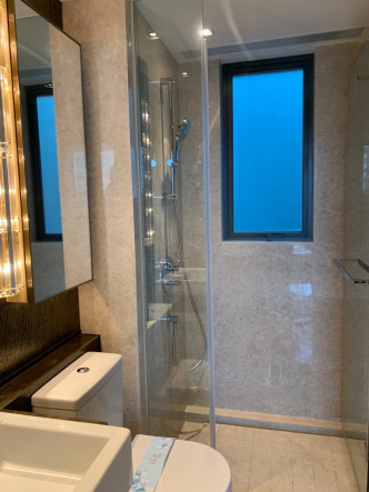 浴室設有及獨立淋浴間及通風大窗，一室通爽。